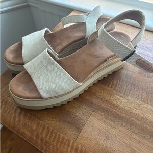 Toms Women's Sandals in Cream and Brown